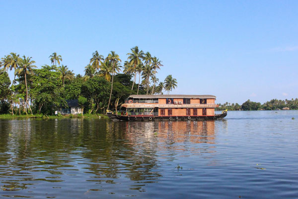 Explore Kerala’s Backwaters: Book Your Alleppey Houseboat Today