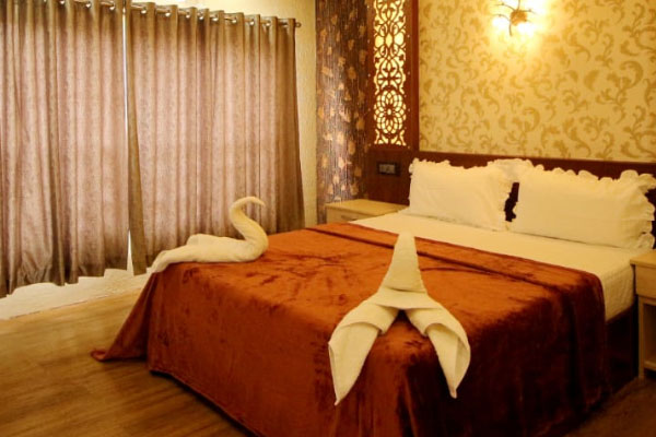 Cruise Land honeymoon houseboat decorated with flowers in Alleppey backwaters