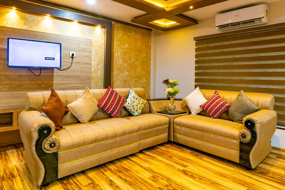 Spacious lobby inside Southern Panorama houseboat in Alleppey featuring comfortable seating, warm wooden interiors, and a cozy homelike atmosphere overlooking the backwaters.