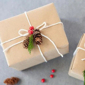 Beautifully packed Kerala spice and tea gift hampers with fresh, natural products sourced from Munnar plantations.