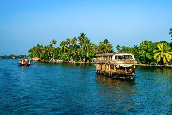 Family Houseboat in Alleppey for Summer Vacation: Cool Backwater Stay & Cruise Experience