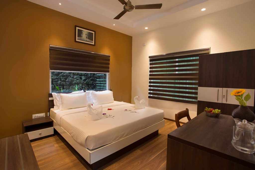 Luxury bedroom in Foggyknolls