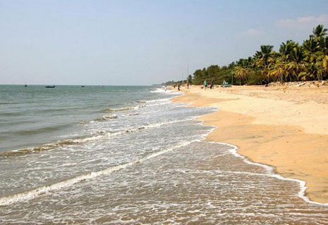 Alleppey Beach in Kerala featuring golden sands, gentle waves, a historic pier, and a scenic lighthouse overlooking the Arabian Sea.